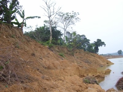 Hà bá “nuốt” làng sau lũ  - 10